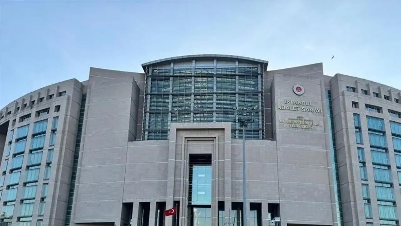 İBB operasyonunda 3. dalga: 20 şüpheli adliyede! Aralarında Çeşme Belediye Başkan Yardımcısı da var haberinin görseli