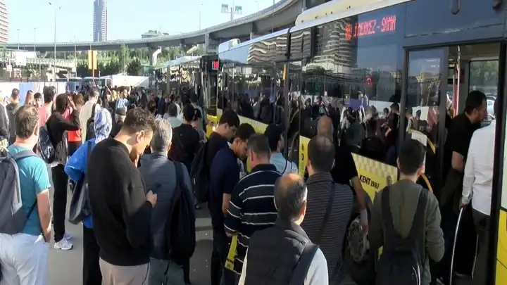 İstanbul’da toplu ulaşım krizi: Halk otobüsleri kontak kapattı, duraklarda yoğunluk oluştu