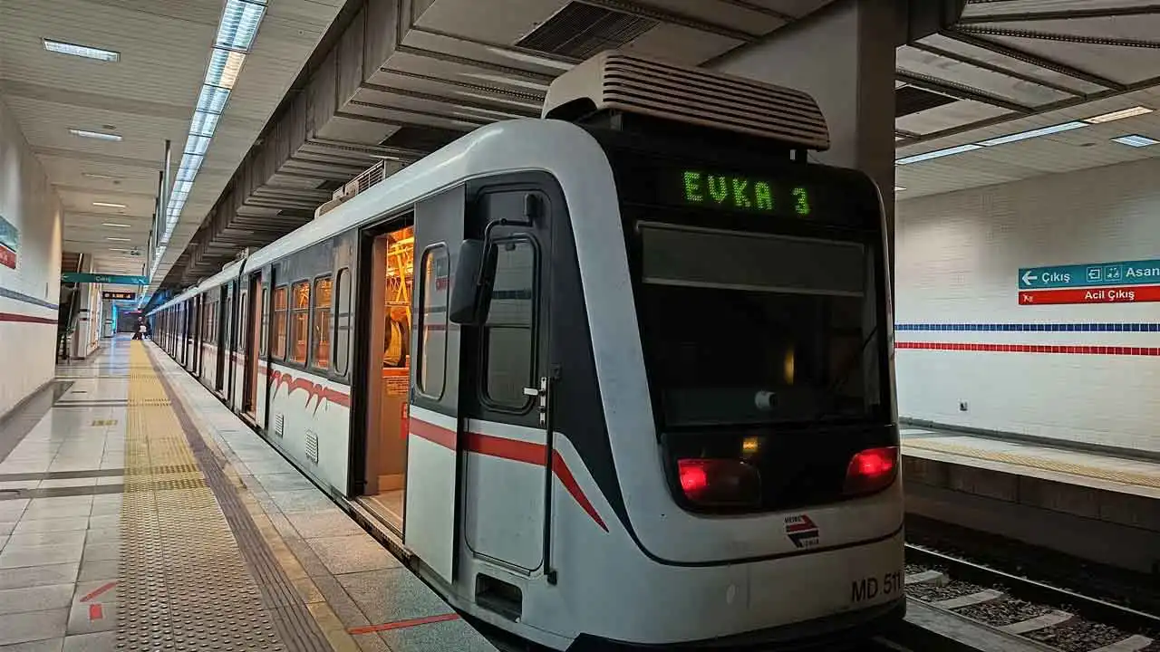 İzmir Metro duyurdu: Seferler iki yönede gecikmeli yapılıyor haberinin görseli