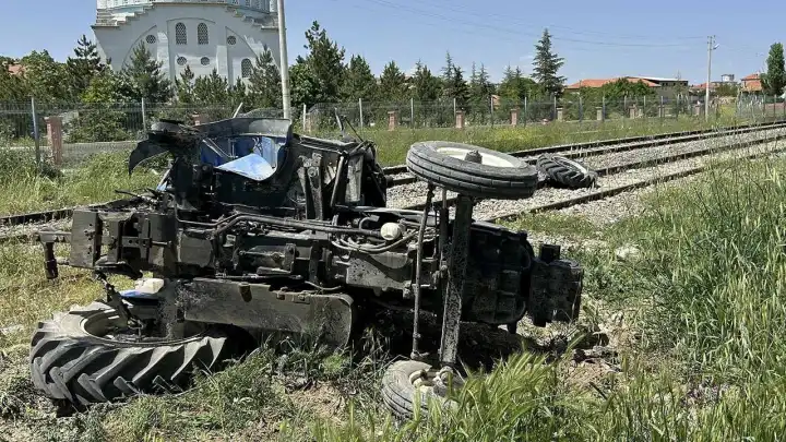 İzmir-Uşak seferi yapan yolcu treni traktöre çarptı
