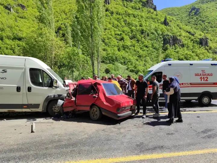 Otomobil ve minibüs kafa kafaya çarpıştı