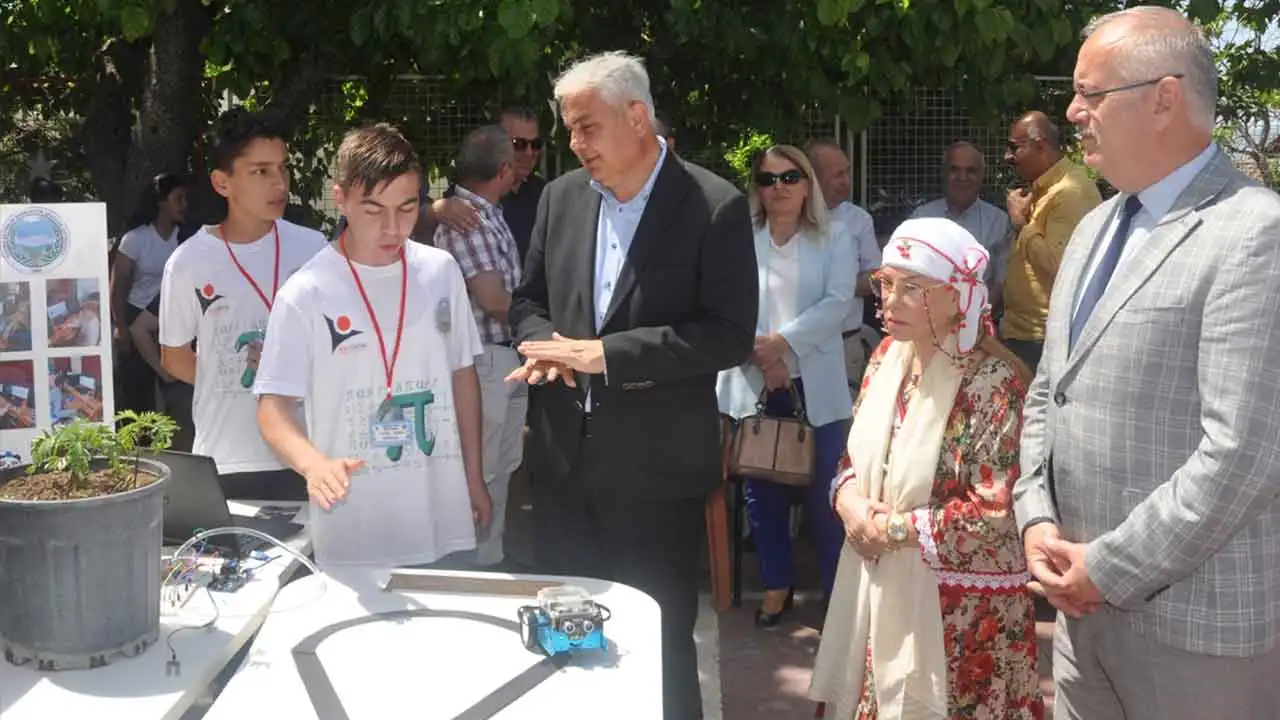 TÜBİTAK Bilim Fuarı’nda genç beyinlerden yaratıcı projeler haberinin görseli