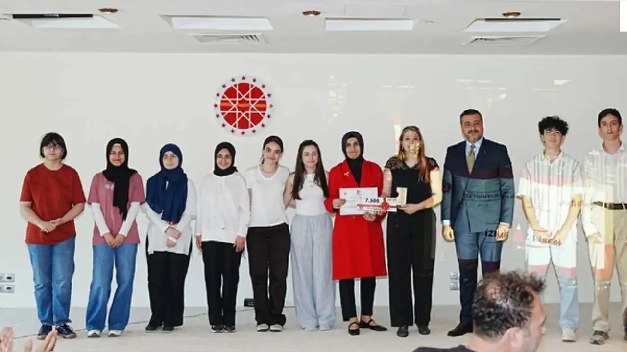 "Okul Gazetesi" projesinde dereceye giren öğrencilere ödül verildi haberinin görseli