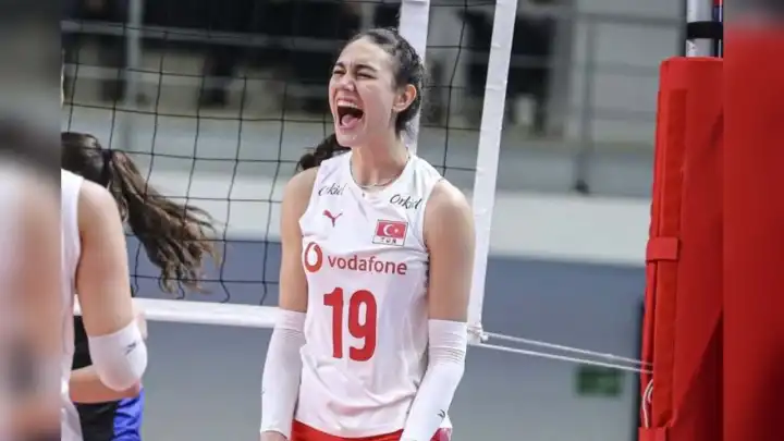 Aras Kargo, genç voleybolcu Defne Başyolcu'yu transfer etti