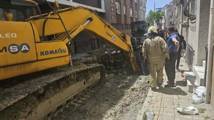 Bayrampaşa’da yol çöktü: 1 işçi göçük altında kaldı