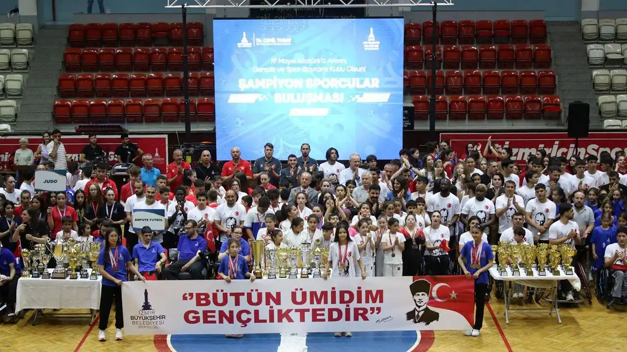Celal Atik Spor Salonu’nda gençlik ve spor coşkusu haberinin görseli