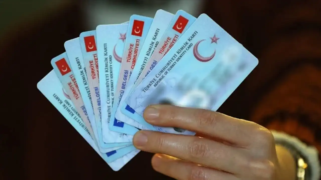 Ehliyet taşıma dönemi kapanıyor: Sürücü bilgileri artık kimlik kartında haberinin görseli