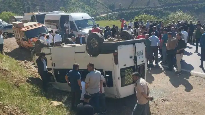 Hakkari’de kaza: Servis minibüsü takla attı! 13'ü öğrenci 14 yaralı