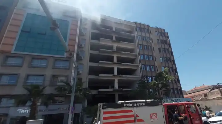 İzmir haber: Konak Gaziler Caddesi’nde yangın paniği