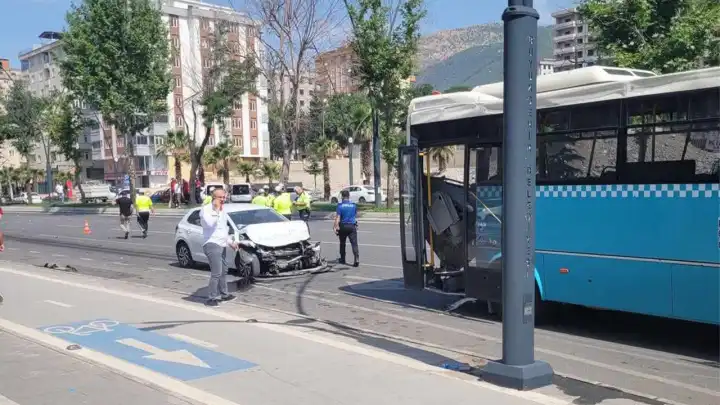 Kahramanmaraş'ta kaza: Otomobil ile halk otobüsü çarpıştı