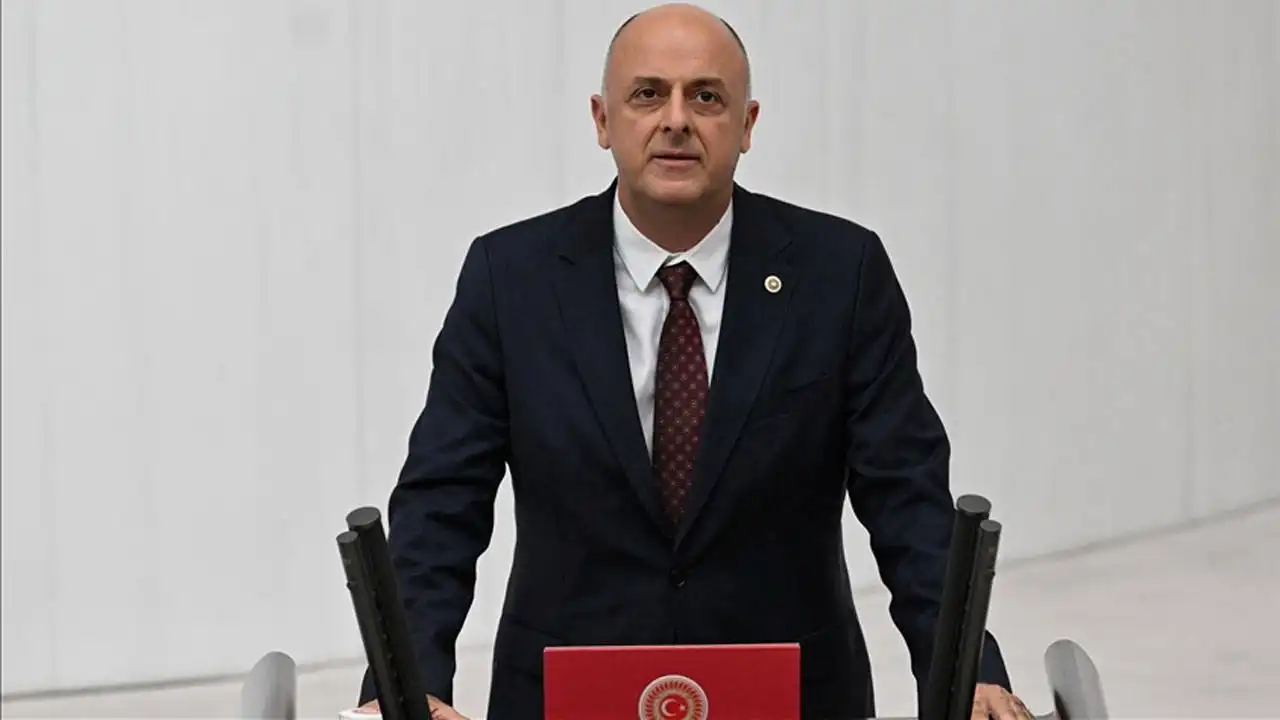 Özlale’den İBB’deki gözaltılara sert tepki: Talimatla yürütülüyor haberinin görseli