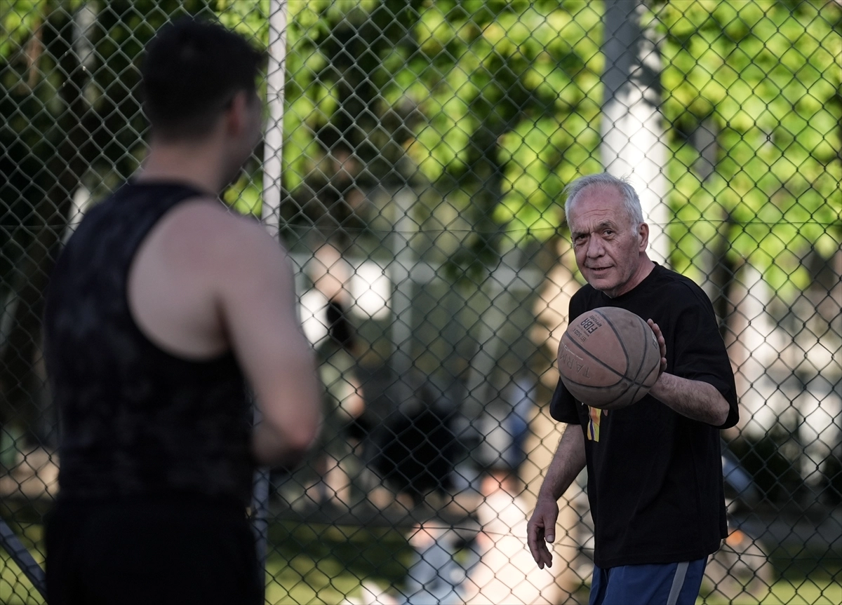 Sokak Basketbolu İzmir&#039;de yaşlanmıyor başlıklı video haberin görseli
