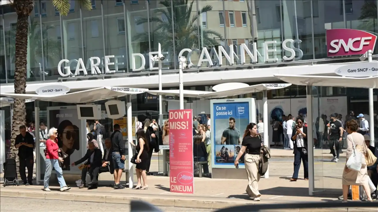 Cannes Film Festivali kapanış töreninde elektrik kesintisi krizi haberinin görseli