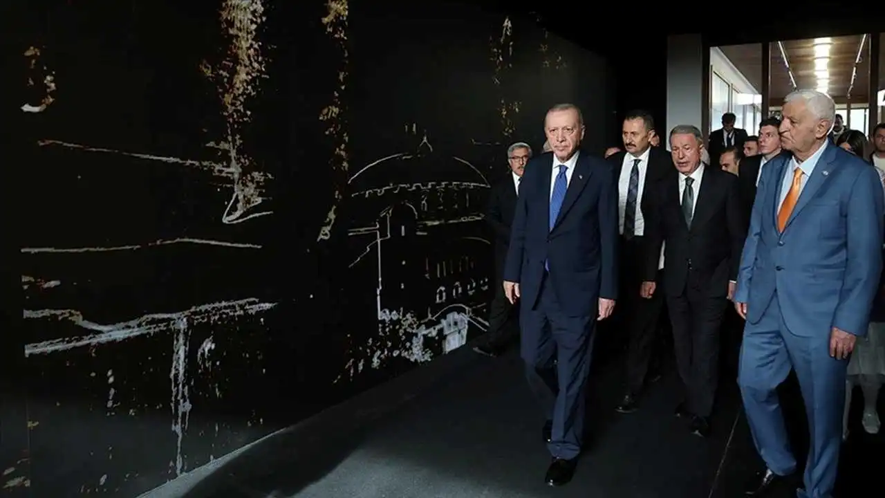 Cumhurbaşkanı Erdoğan, "Bir Şiir Bir Hayat Canım İstanbul" sergisini gezdi haberinin görseli