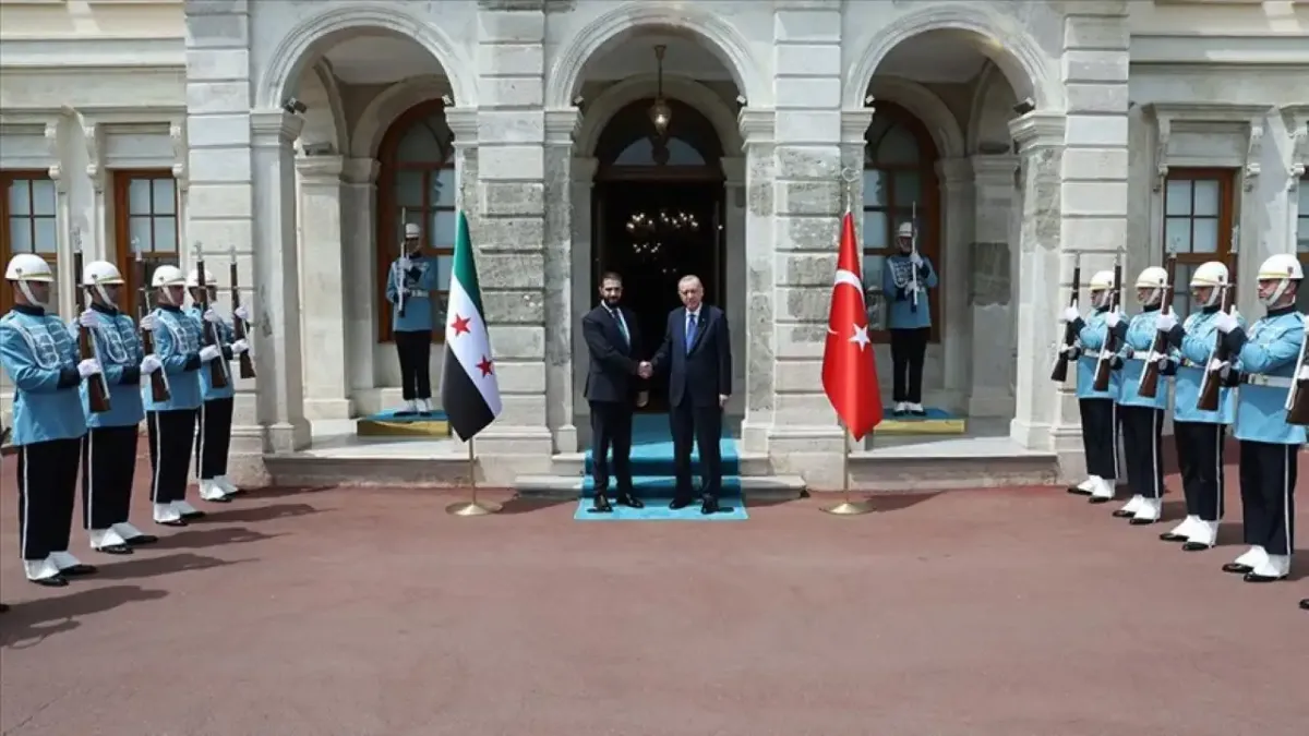 Cumhurbaşkanı Erdoğan, Şara ile Dolmabahçe’de bir araya geldi haberinin görseli