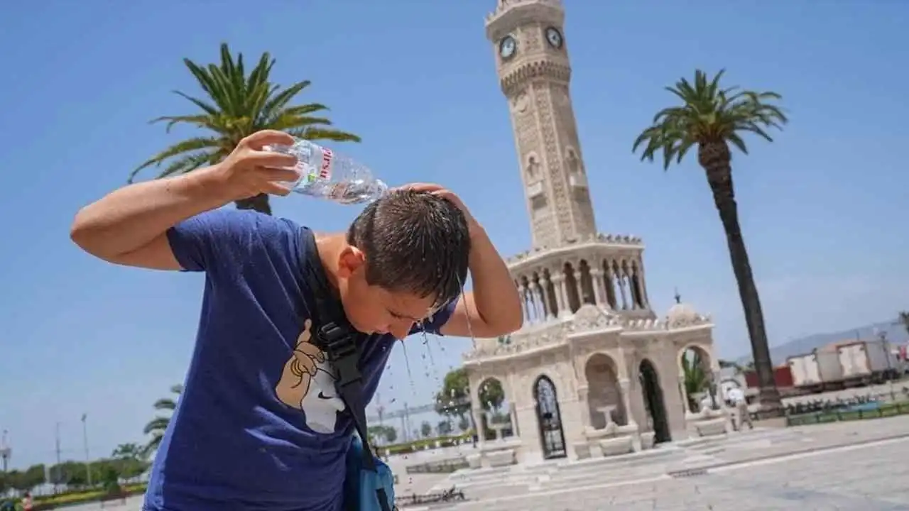 İzmir Valiliği’nden uyarı: Sıcaklık hafta sonu kavuracak, pazartesi serinletecek haberinin görseli