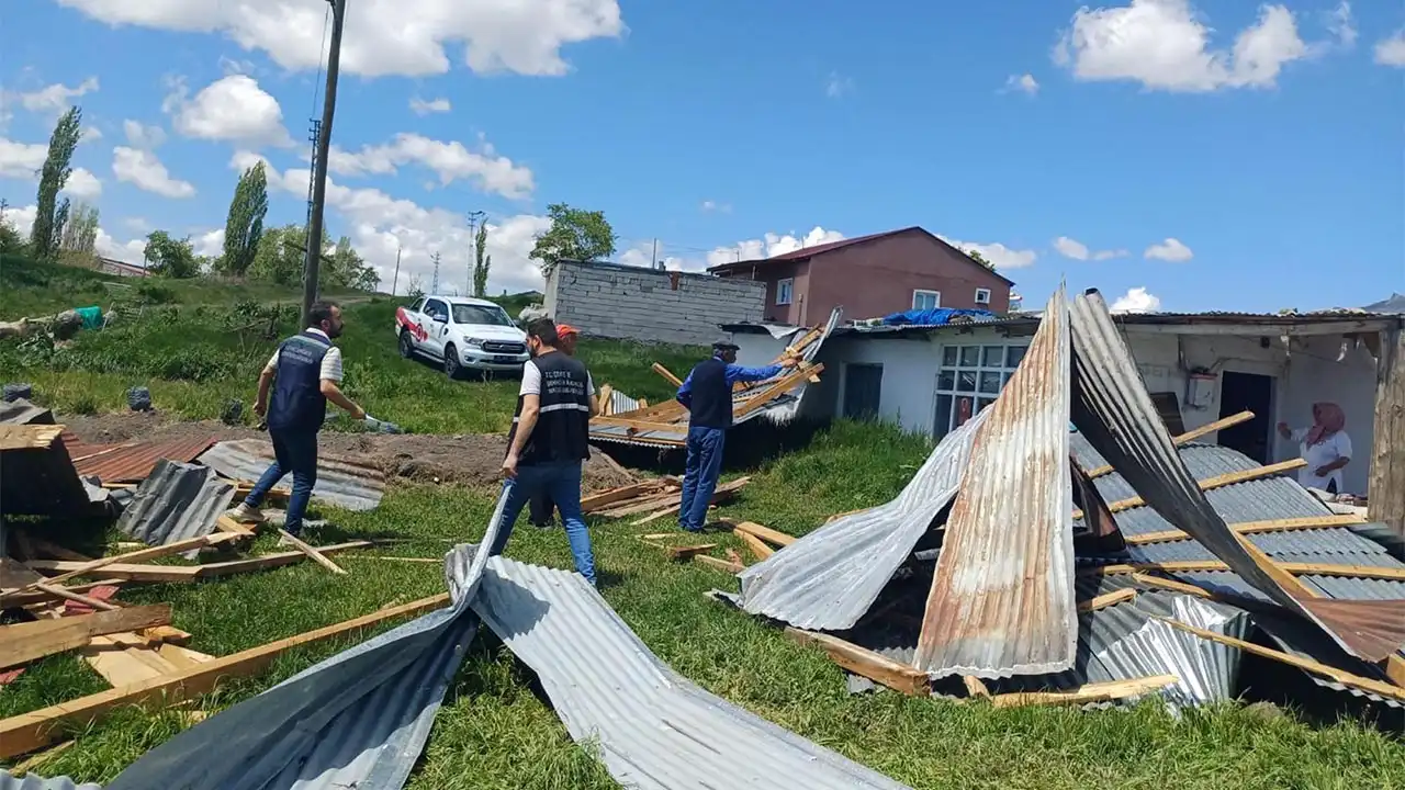 Kars’ı fırtına vurdu: 8 ev ve 3 ahırın çatısı uçtu haberinin görseli