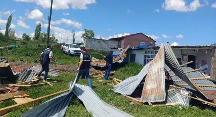 Kars’ı fırtına vurdu: 8 ev ve 3 ahırın çatısı uçtu