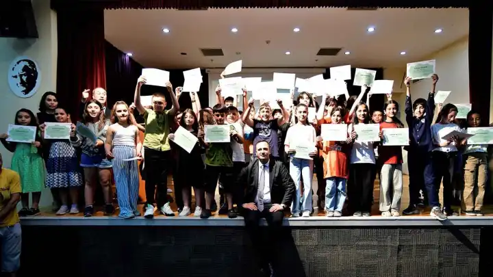Bornova Belediyesi Mevlana Toplum ve Bilim Merkezi’nde belge töreni coşkusu heyecanı