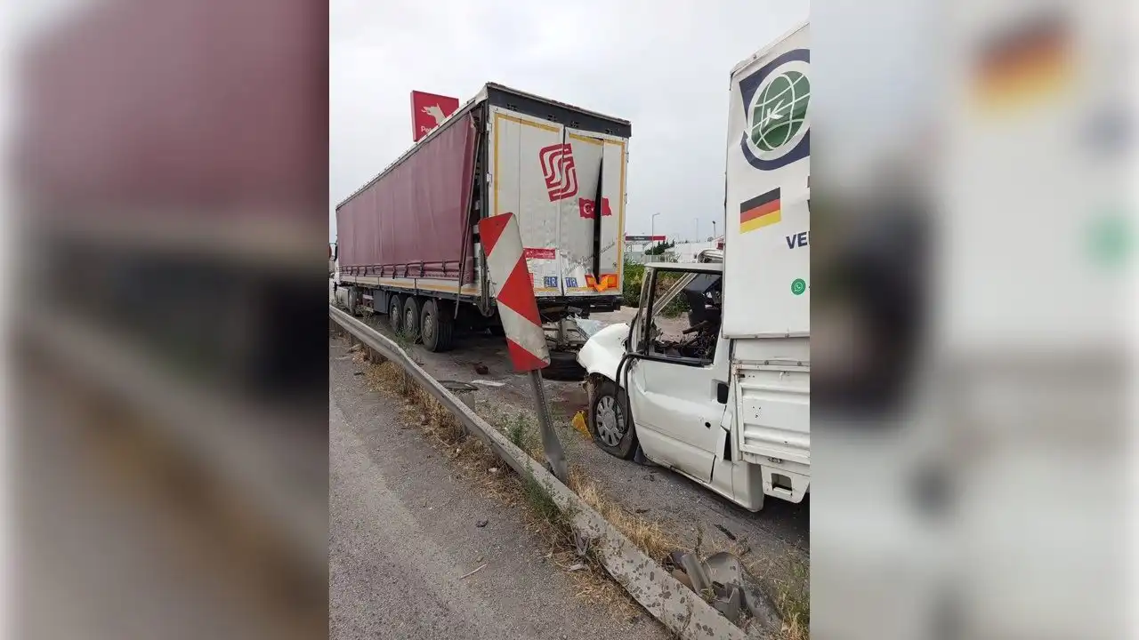 Bursa'da ölümlü kaza: Kamyonet park halindeki araçlara çarptı haberinin görseli