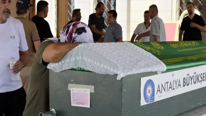 Erkek arkadaşı tarafından öldürülen Dilruba, annesinin yanına defnedildi
