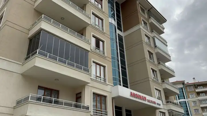 Eşini öldürdükten sonra başında bekledi
