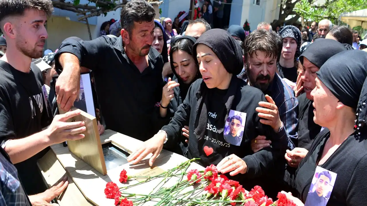 Fransa’da öldürülen 17 yaşındaki Hasan, Türkiye’de toprağa verildi haberinin görseli