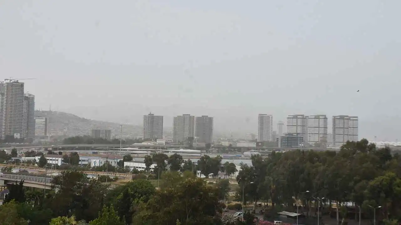 İzmir’de sabah saatlerinde toz taşınımı etkili oldu haberinin görseli