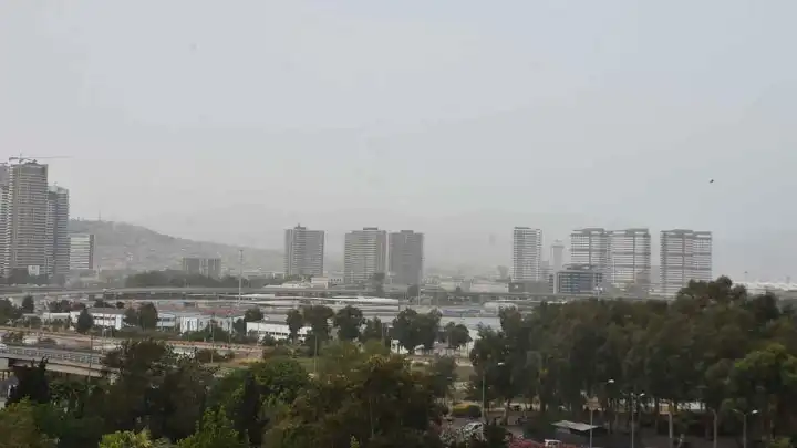 İzmir’de sabah saatlerinde toz taşınımı etkili oldu