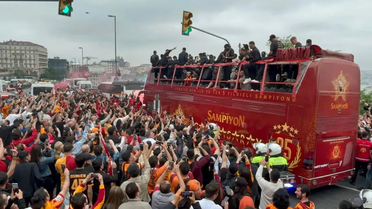 Karada denizde her yerde Galatasaray'ın şampiyonluğu kutlanıyor haberinin görseli