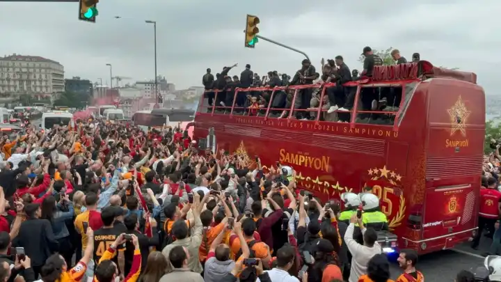 Karada denizde her yerde Galatasaray'ın şampiyonluğu kutlanıyor