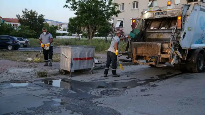 Karşıyaka’da ilaçlama sürüyor