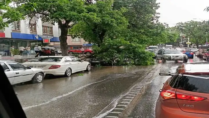 Başkent felaketi yaşadı: Sağanak hayatı olumsuz etkiledi! haberinin görseli