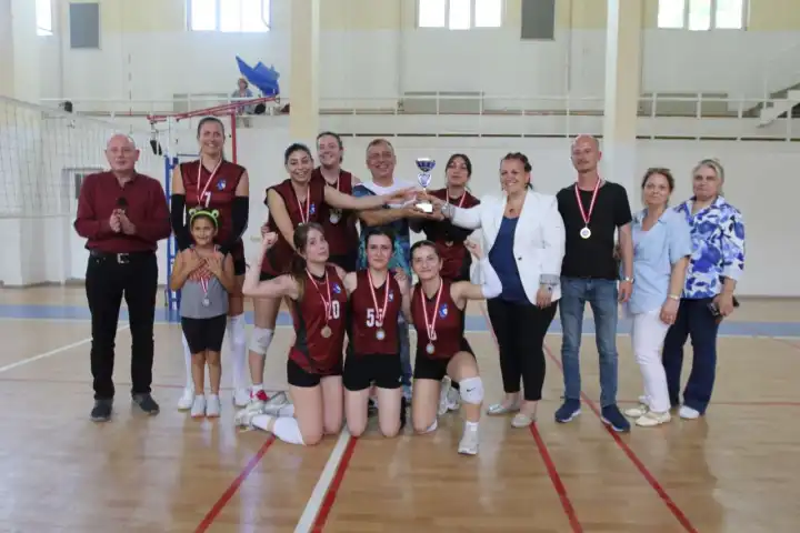 Ege Üniversitesi İletişim Fakültesi Kadın Voleybol Takımı şampiyon oldu haberinin görseli