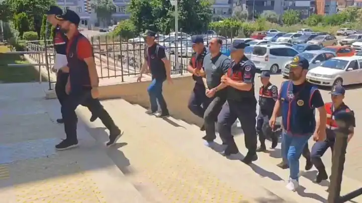 İzmir'de 124 yıl hapis cezası bulunan firari hükümlü yakalandı haberinin görseli