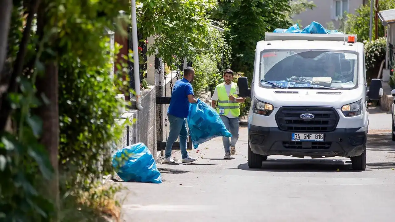 İzmir’de kapıdan kapıya atık toplama projesi: Evlerden 25 bin üzerinde atık toplandı haberinin görseli