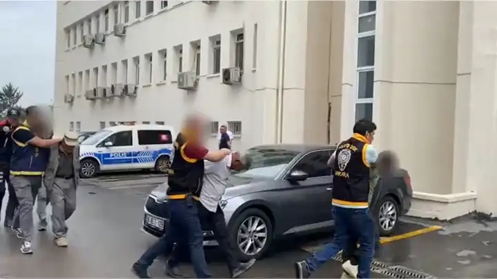 Polislere saldıran kişilere gözaltı haberinin görseli