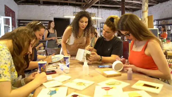Aliağa’da eski fabrikayı sanat atölyesine dönüştürdüler haberinin görseli