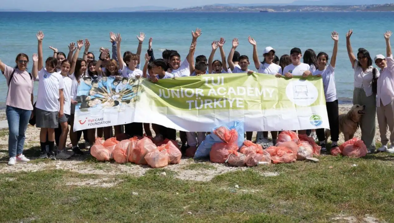Çeşme Pırlanta Plajı’nda kıyı temizliği yapıldı haberinin görseli