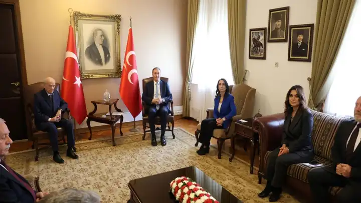 DEM Parti heyeti Bahçeli'yi ziyaret etti haberinin görseli
