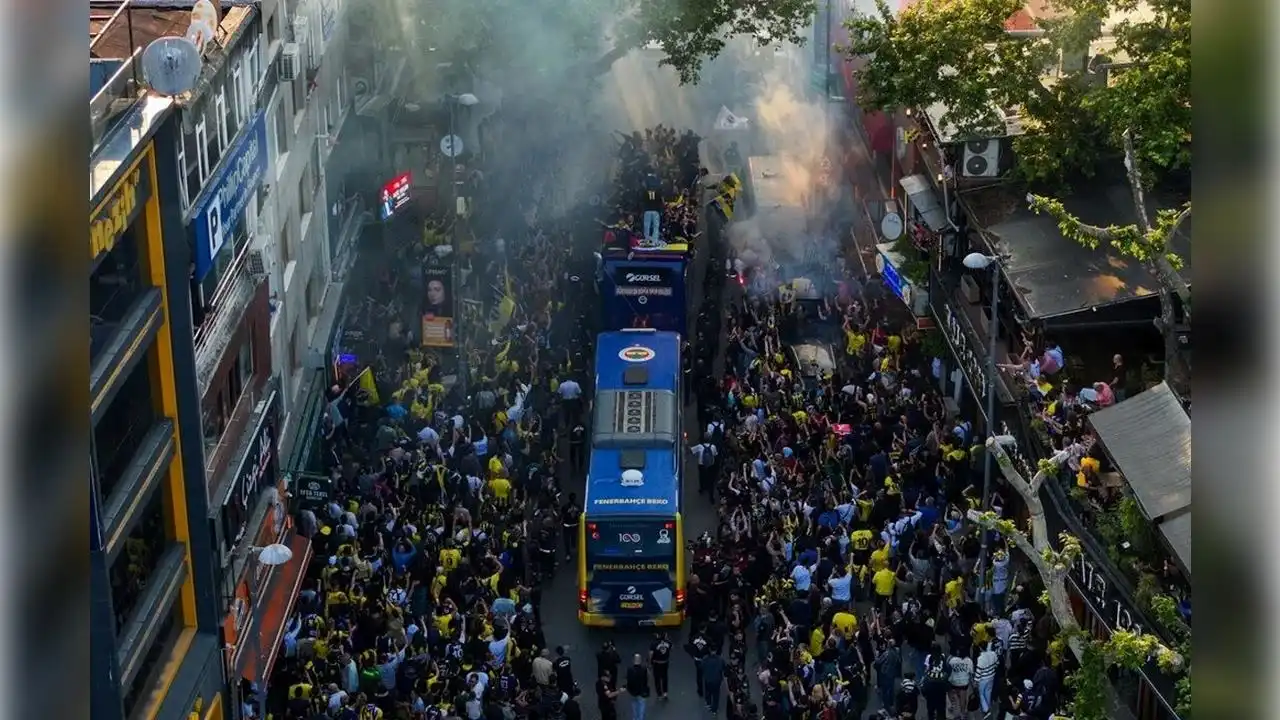 Fenerbahçe Beko taraftarıyla zaferi kutladı haberinin görseli