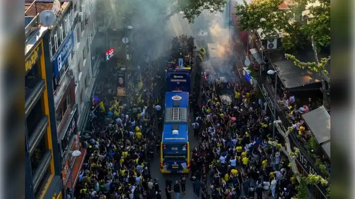 Fenerbahçe Beko taraftarıyla zaferi kutladı