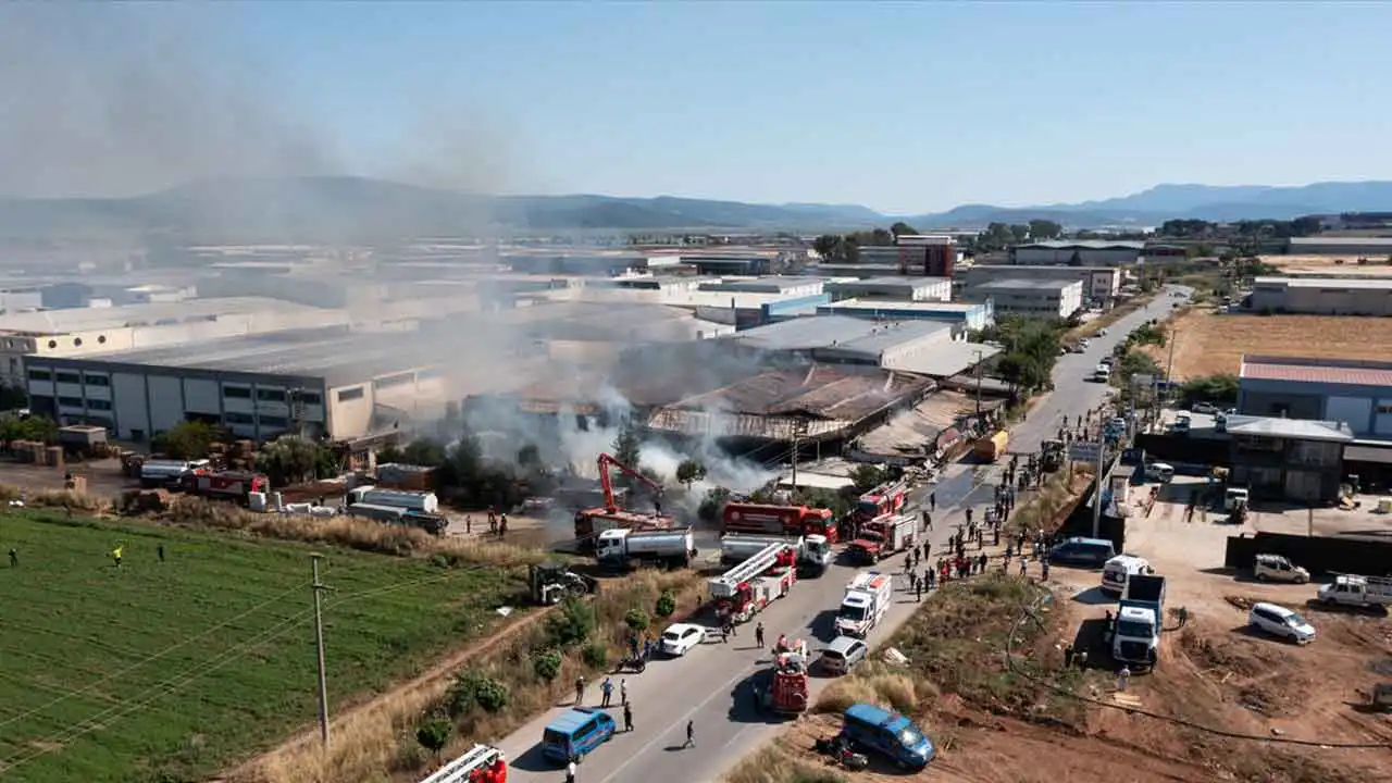 İzmir Torbalı'da fabrikada çıkan yangına müdahale edildi haberinin görseli