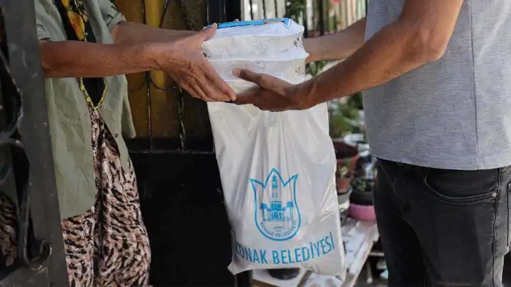 Konak’ta bayram dayanışması: Kurban bağışları sıcak yemeğe dönüşüyor haberinin görseli