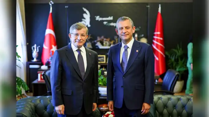 Özgür Özel ile Ahmet Davutoğlu bir araya geldi