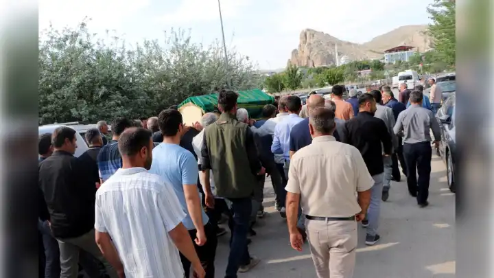 Adil Bartu memleketinde toğrağa verildi
