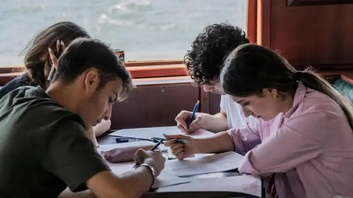 Bergama Vapuru YKS’ye hazırlanan gençler için demir attı