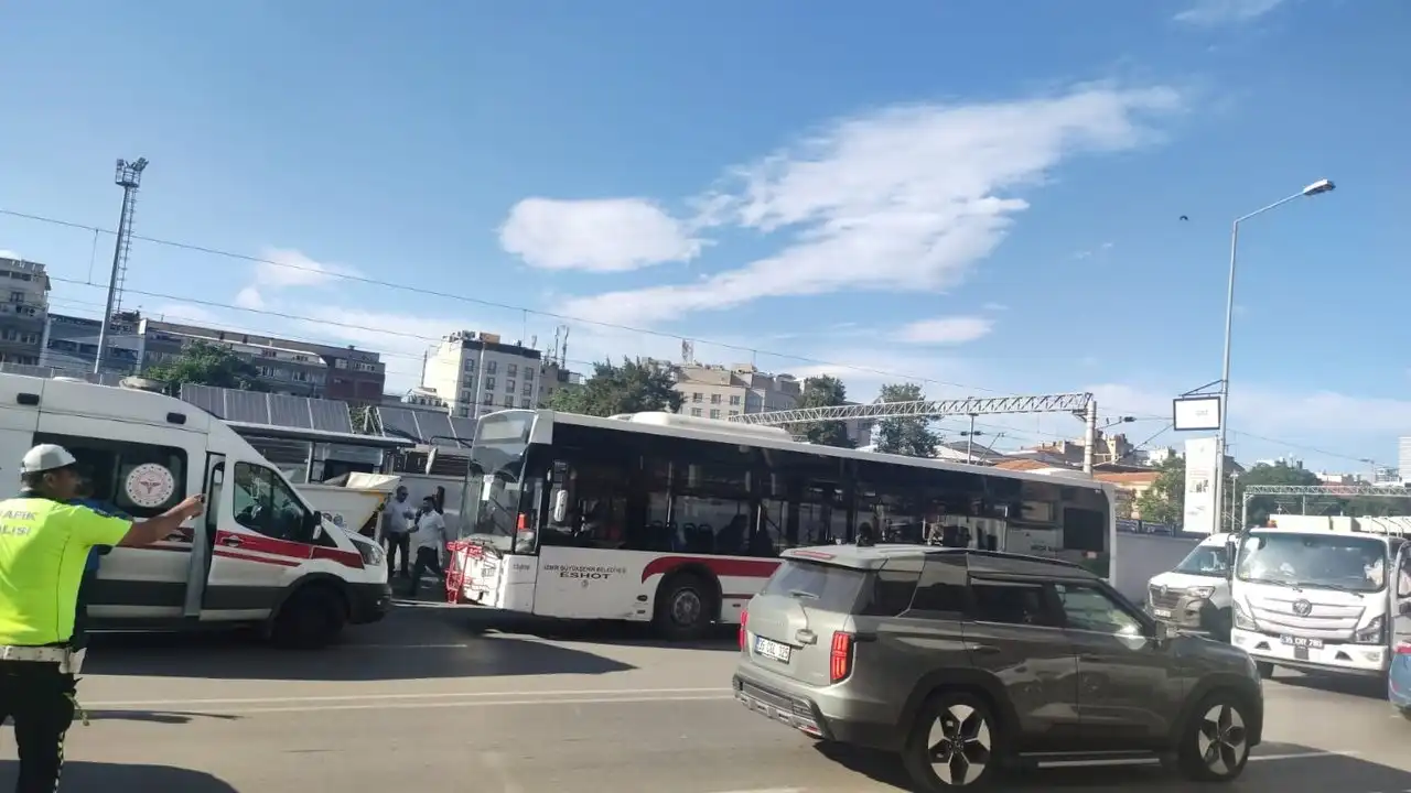 İzmir haber: Belediye çöp kamyonu bir kadına çarptı haberinin görseli