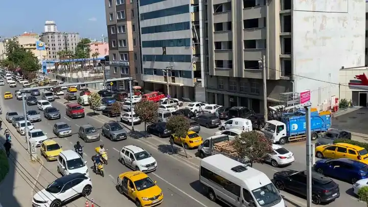 ESHOT kontak kapattı İzmir’de trafik felç oldu  haberinin görseli