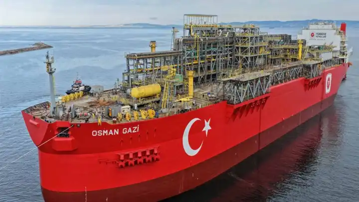 İlk Yüzer Üretim Tesisi 'Osman Gazi', İstanbul Boğazı'ndan geçiyor